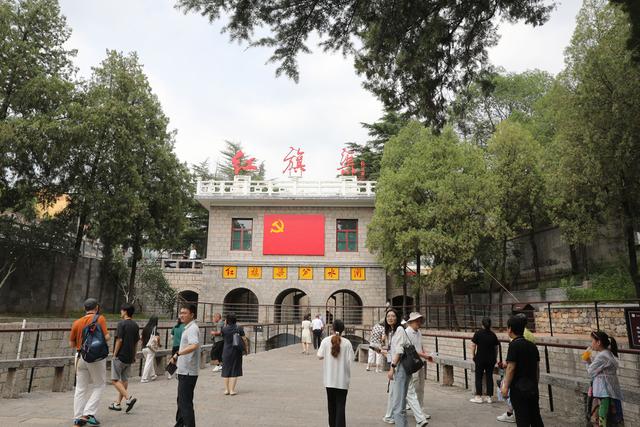 国内外游客参观红旗渠纪念馆感受红色精神