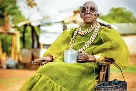 莹观天下|80多岁老奶奶成“网红”，与孙女换装变身时尚达人图片