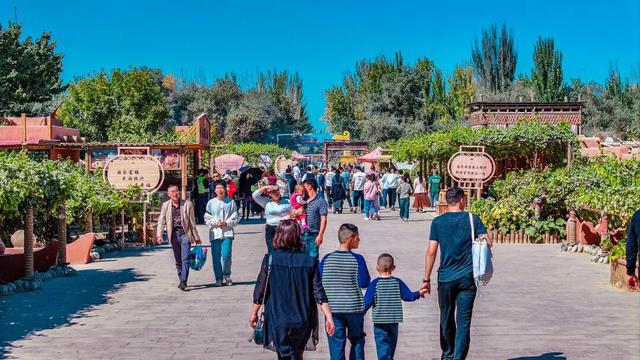 不止有胡杨！秋天游南疆，为啥都爱来这座小城？