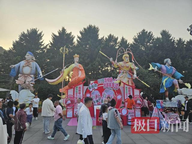 万人涌入长春动植物园看“雪饼猴”：家长肩头长满孩子，还有人爬树也要看