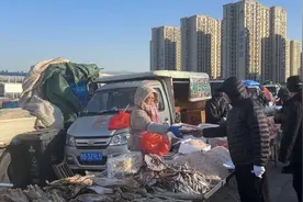 冬游青岛·探大集丨李村大集年味渐浓，海蜇多肉畅销，脂渣飘香添喜庆图片