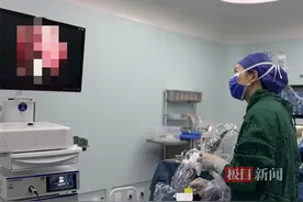 女子三十年来泪眼蒙眬，医生手术为其打通泪道图片