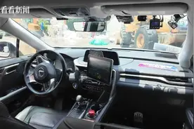 上海无人驾驶出租车正式运营！3分钟就能叫到车，乘客必须坐后排，记者亲测→图片