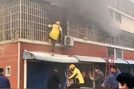 凡人歌|送外卖途中遇居民楼起火，临沂两位骑手协作救援图片