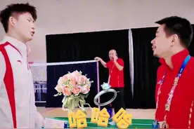 国羽主帅夏煊泽吐槽刘雨辰求婚：钻石这么小！花也这么小😂图片