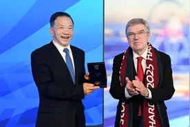 国际奥委会主席向总台台长赠授巴黎奥运会纪念金牌图片