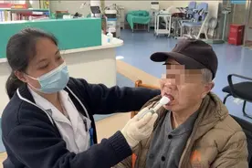 乒乓球高手脑梗后一度消沉，八旬偏瘫老人康复治疗半个月能说能走图片