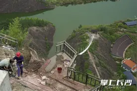 平江石牛寨“绝壁天梯”即将开放，五一假期等你来挑战极限图片