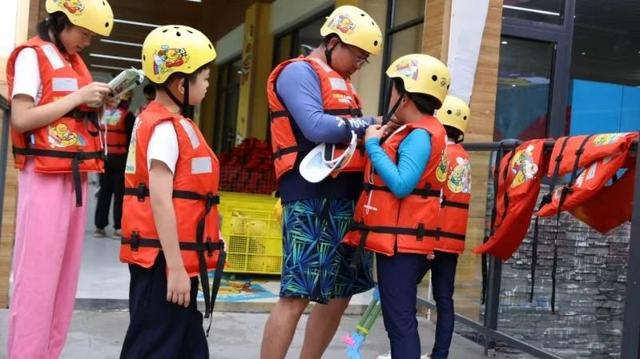 黄果树小黄鸭漂流：亲子游玩新选择 夏日欢乐不停歇