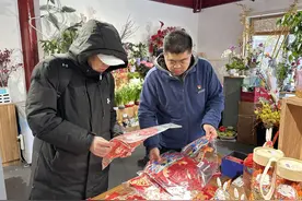 公园文创店里，他们为游客挑选心仪的伴手礼图片