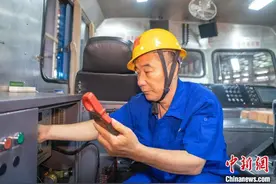 广西“铁路工匠”坚守最后一个“五一”  曾“医治”上百台大机图片