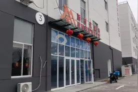 外卖意外爆单，小哥今年很忙！保租房里人气十足，145人仅40多人回家｜新春走基层·过年不打烊图片
