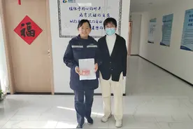 娘俩错过冬夜末班车，公交司机一个举动戳中泪点！图片