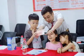 “残损币”旧换新 银行便民服务零距离图片