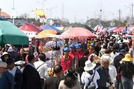 万千商贩“赶集”花朝节，鄂电红马甲“全覆盖”巡线保电守安全图片