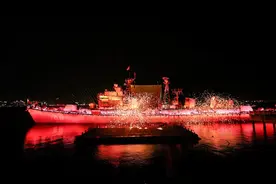 首部中国军舰海上实景演艺《军港之夜》盛大公演图片