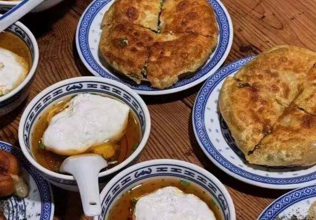 当年轻人开始“接管”菜场，会发生什么？美院研究生卖包子成“排队王”