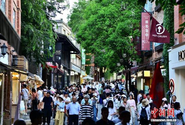遇见福建：暑期福州“烟台山”引游人