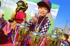 一位8岁小轮车手的“飞驰人生”图片