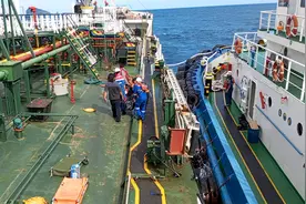 印尼巴厘岛海域一油轮起火爆炸图片