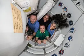 滞留太空9个月后，2名美国宇航员搭乘“龙”飞船启程返航图片