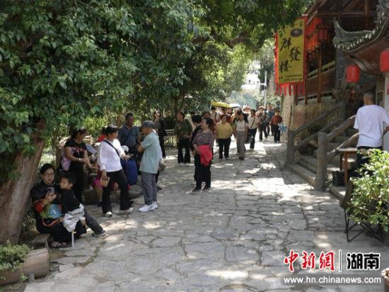 湖南怀化：旅发效应持续释放 荆坪古村热度攀升
