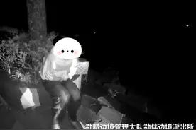民警上班带小孩打游戏？咋回事？图片
