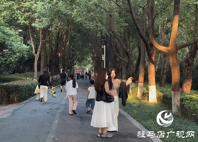 国庆小长假 公园游人如织