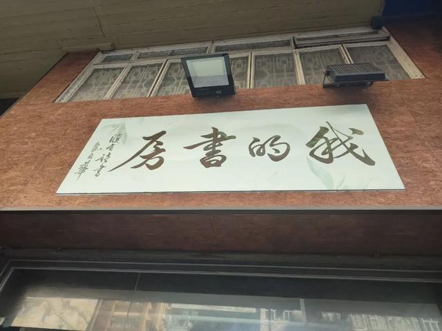 在香港又买了一大堆书，阿婆还送我一只拉杆箱 | 应奇