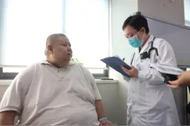 600斤退役柔道运动员为保命接受减重手术，切掉70%的胃！图片