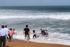 海南万宁拟为海滩边救人的白衣小哥申报“见义勇为” 当事人：巨浪拍来时也害怕，但救人是退伍军人的担当图片