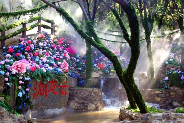 山魂水魄石中趣，尽付腊山云雾间