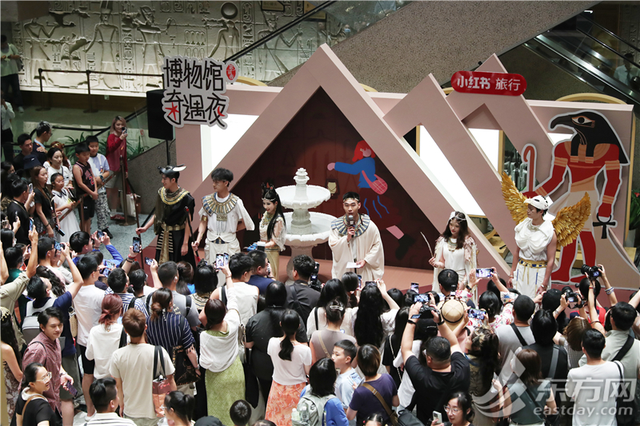 上博168小时嘉年华期间人民广场适度开放夜间停车，出行提示请收好！