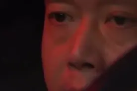 孙颖莎遗憾止步美国大满贯女单16强，看台上的邱贻可满脸心疼与担忧图片