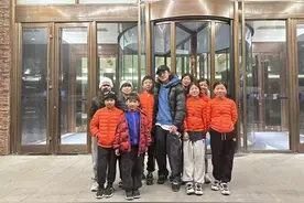 一群随苏翊鸣踏上雪板的“娃娃兵”图片