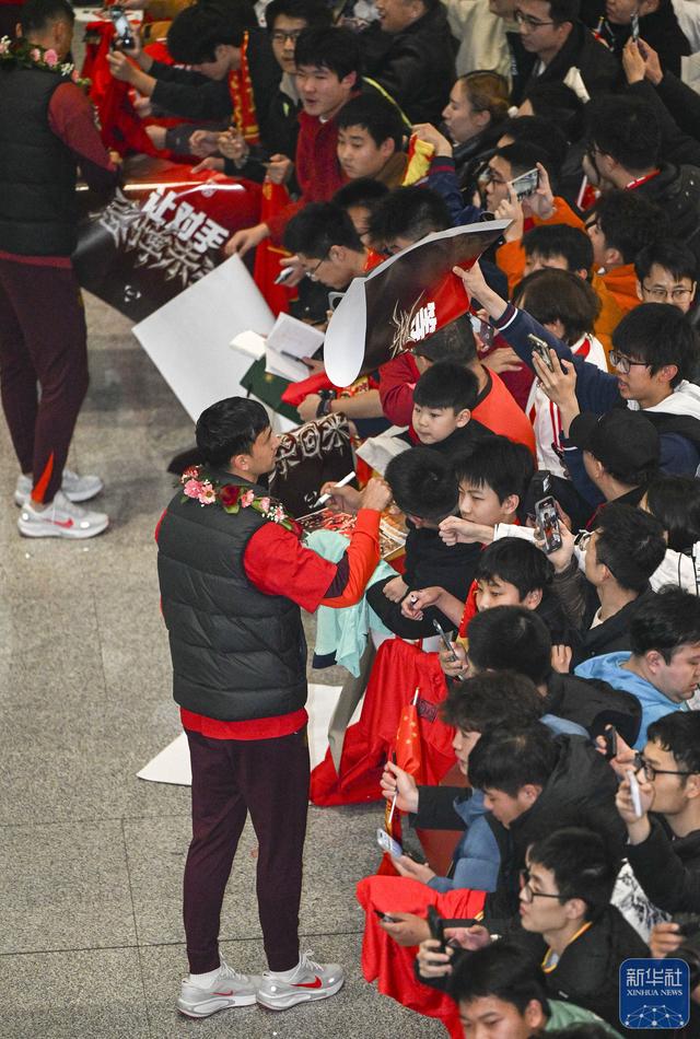 U23国足抵达北京，大批球迷到机场迎接