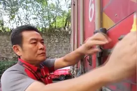 遇见你丨快递小哥每天给“自己”送快递？原因是……图片