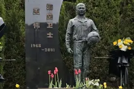 烈士墓前摆上糖果！祭扫英烈，更知今日“甜”从何来图片
