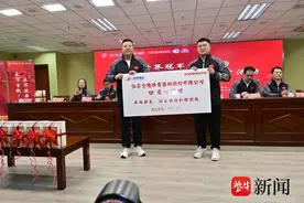 送书进校园！世界冠军走进江苏省淮安体育运动学校图片