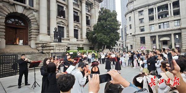 百年江汉关奏响城市乐章，琴台音乐节“快闪”点燃市民游客热情