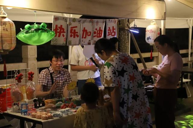 当重庆火锅遇上海派生活，“嘉”门口的夜生活亮了！