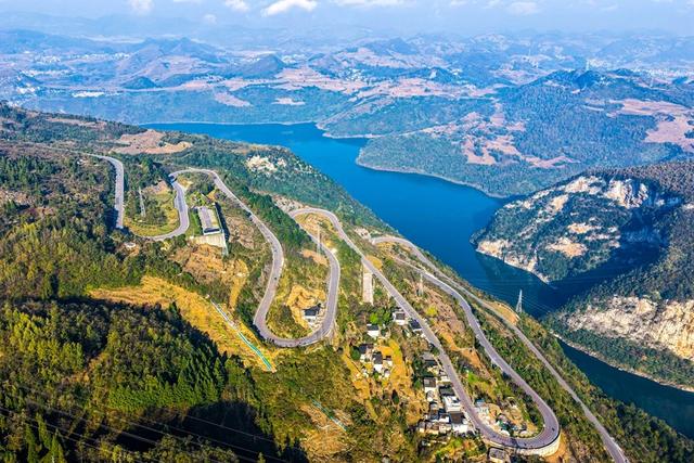 【天眼影像】初冬时节，织金这“一路”风光真美！