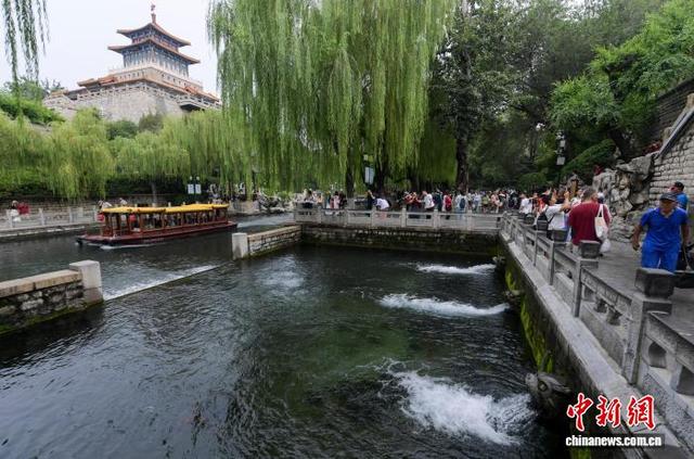 山东济南：黑虎泉三只“兽头”欢畅喷涌