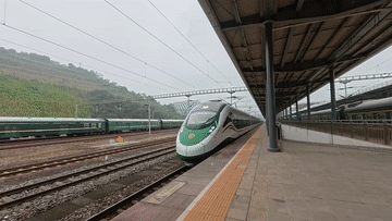 跨境赏雪成新风尚 越南旅客元旦乘火车游云南雪山