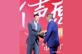 四大“中国移动长城”同台，姚明让中间位，易建联调侃老大哥图片