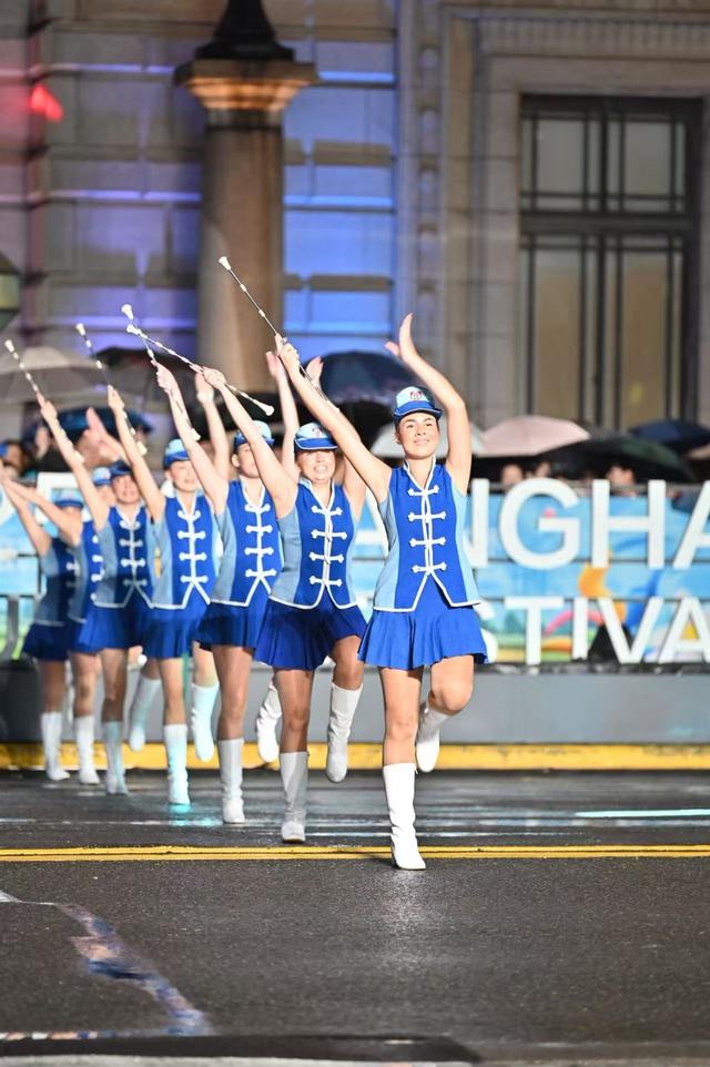 以满腔热忱点亮今夜的上海，25辆巡游花车“盛装”亮相外滩