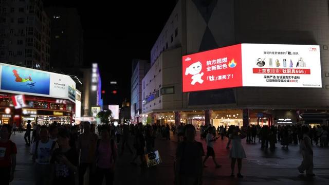 苹果新品发售，火出圈的却是TA