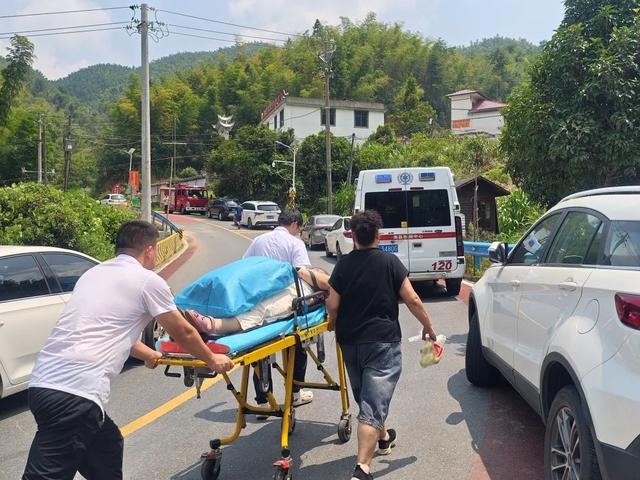 事发梅岭！女子登山中暑，消防员奋力抢救！