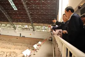 马英九在陕西参观兵马俑感叹其栩栩如生！曾在台北观看特展图片