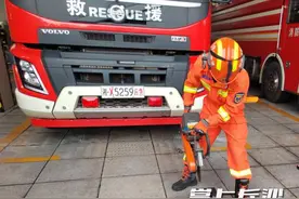 4万余元现金放进存钱罐“只进不出”，消防员破拆取出图片